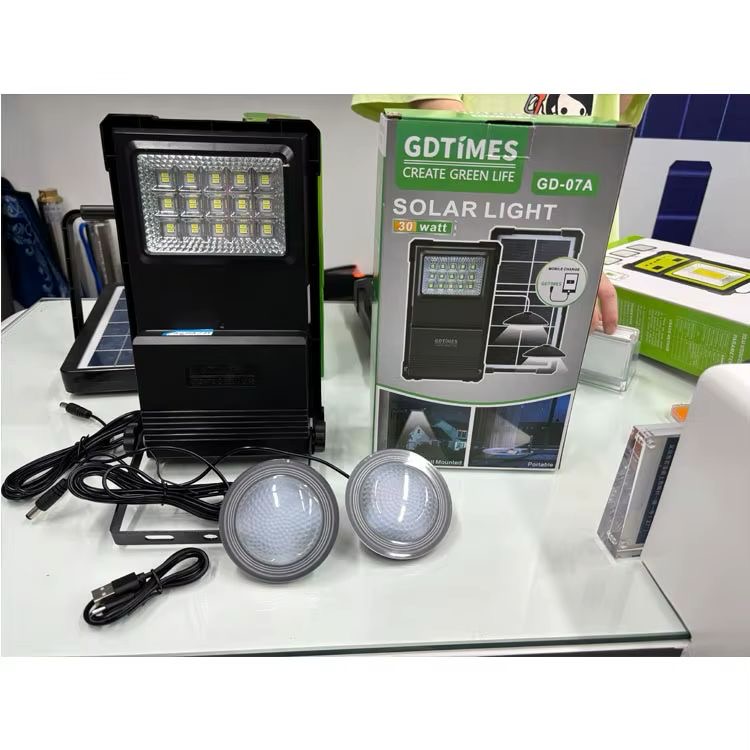 Светодиодная лампа прожектор переноснаяа  на Солнечной панели GD-07A