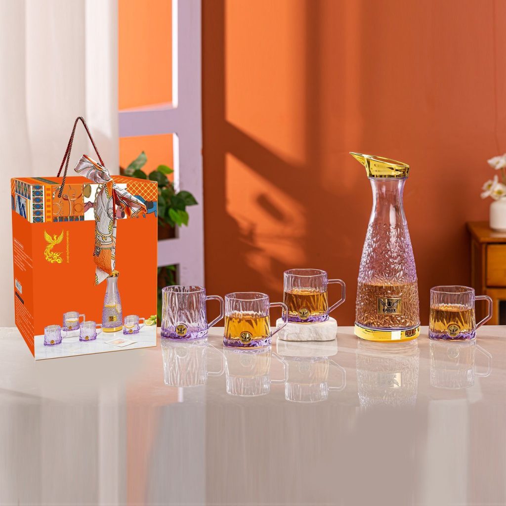 Набор стеклянной посуды для напитков с декоративным графином и кружками. Поставляется в подарочной упаковке с ручкой и шарфом в восточном стиле