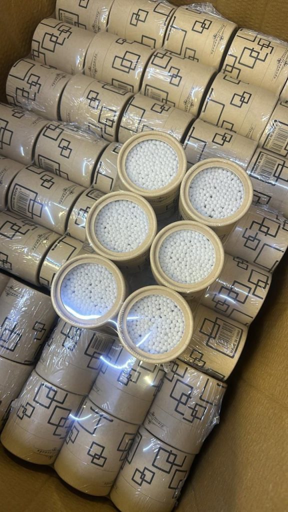 Ушные ватные палочки.Состоят из 100% хлопка. В плотном картоном тубе.